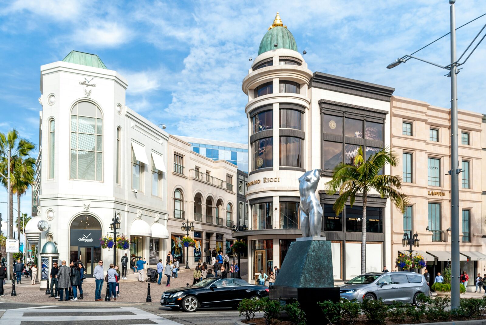 Upscale shopping district with luxury boutiques and elegant city buildings in the USA.