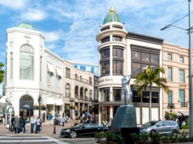 Upscale shopping district with luxury boutiques and elegant city buildings in the USA.