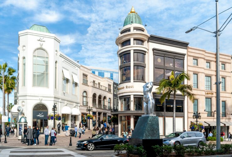 Upscale shopping district with luxury boutiques and elegant city buildings in the USA.