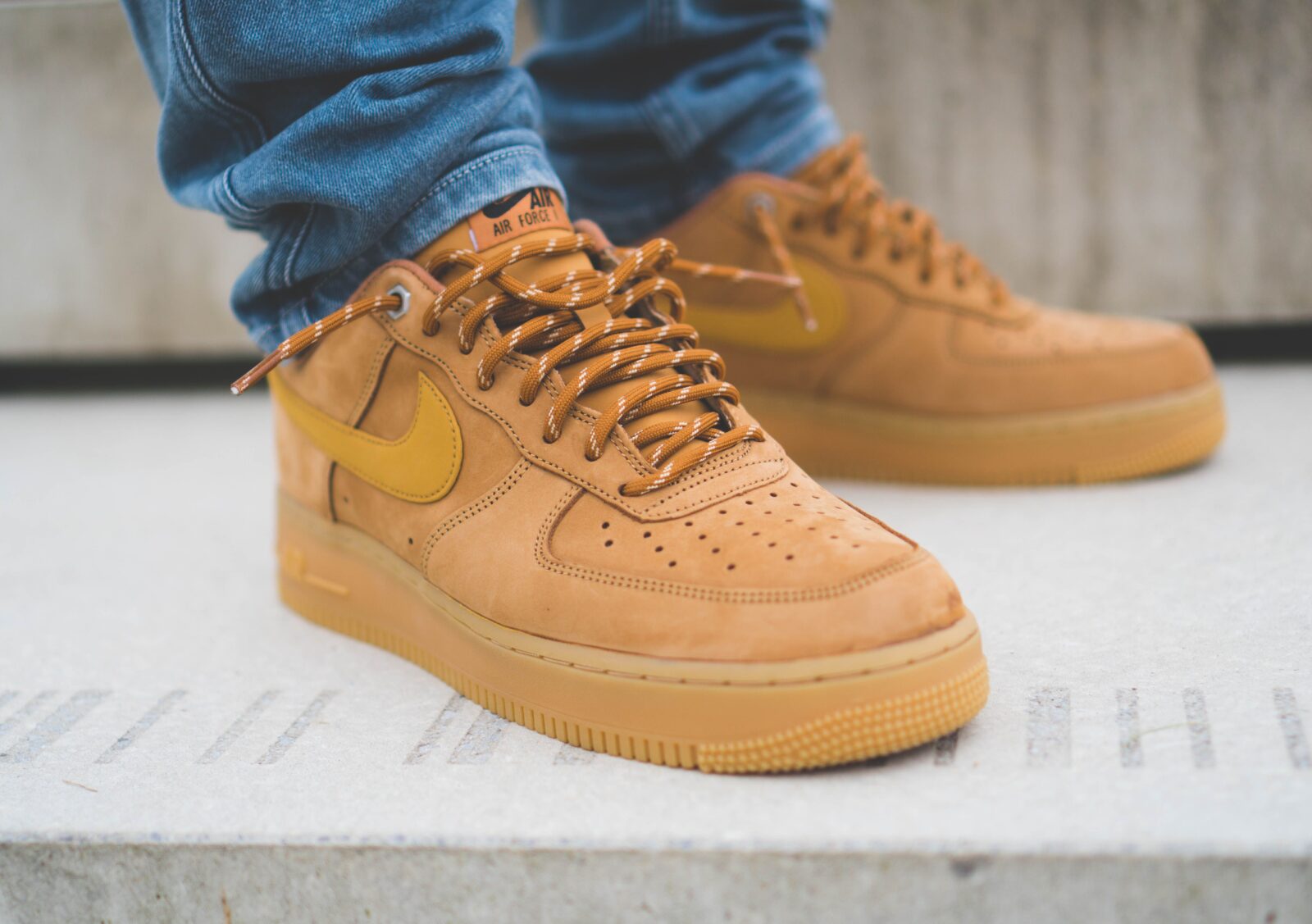 how to wear athletic shoes with jeans